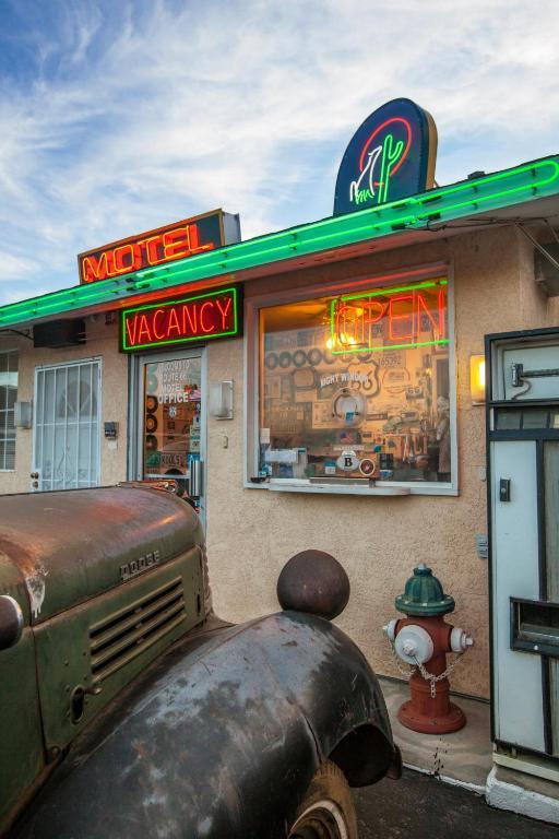 Route 66 Motel Barstow Bagian luar foto
