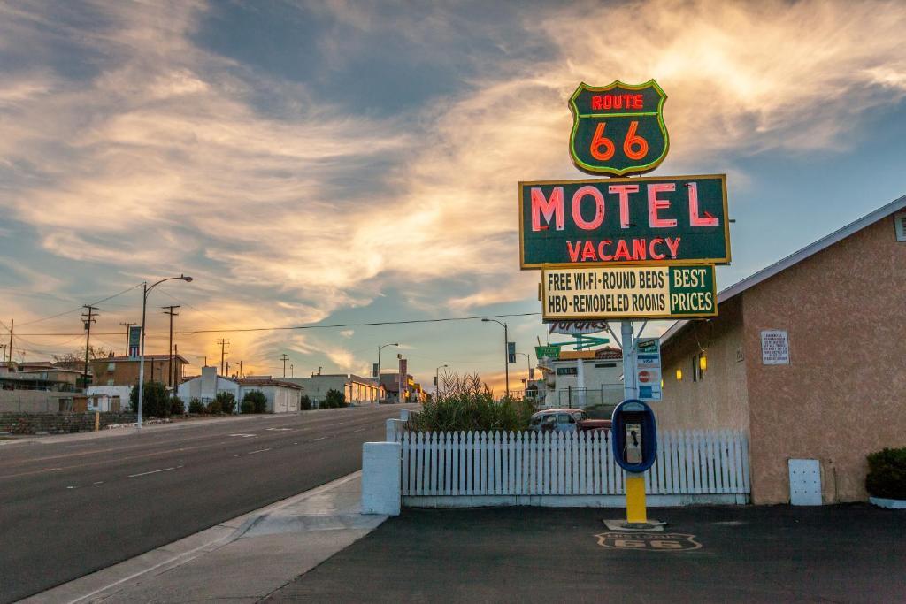 Route 66 Motel Barstow Bagian luar foto