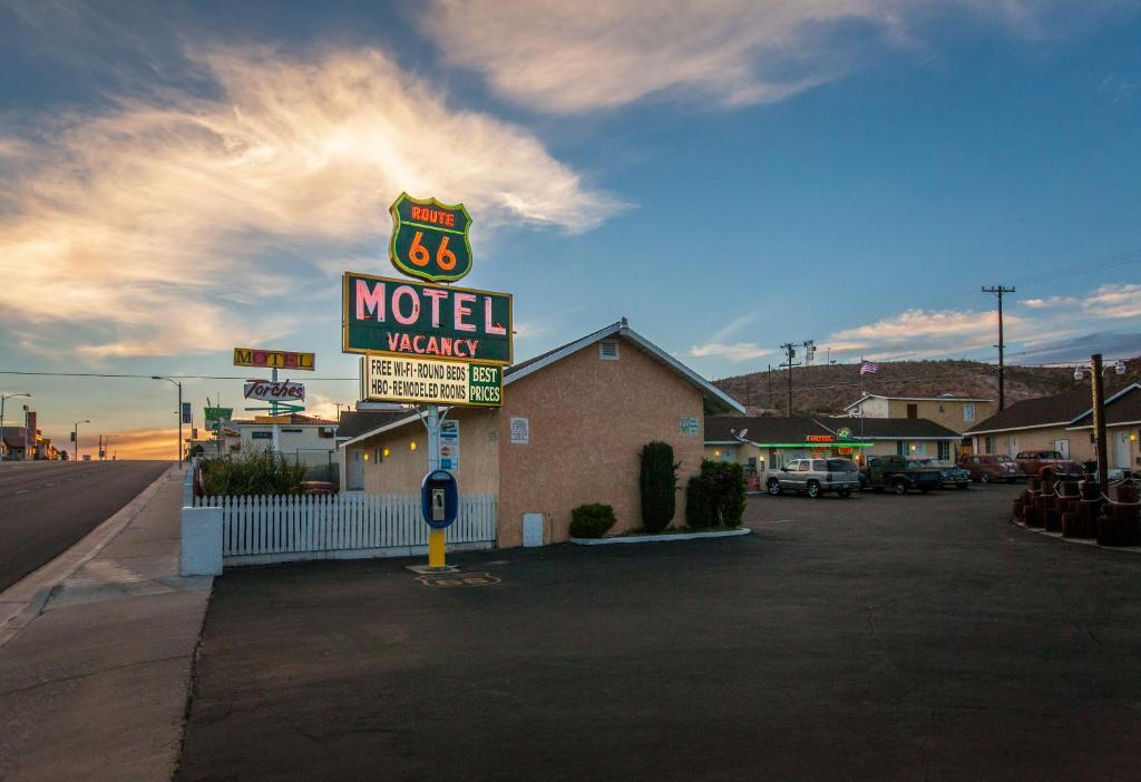 Route 66 Motel Barstow Bagian luar foto
